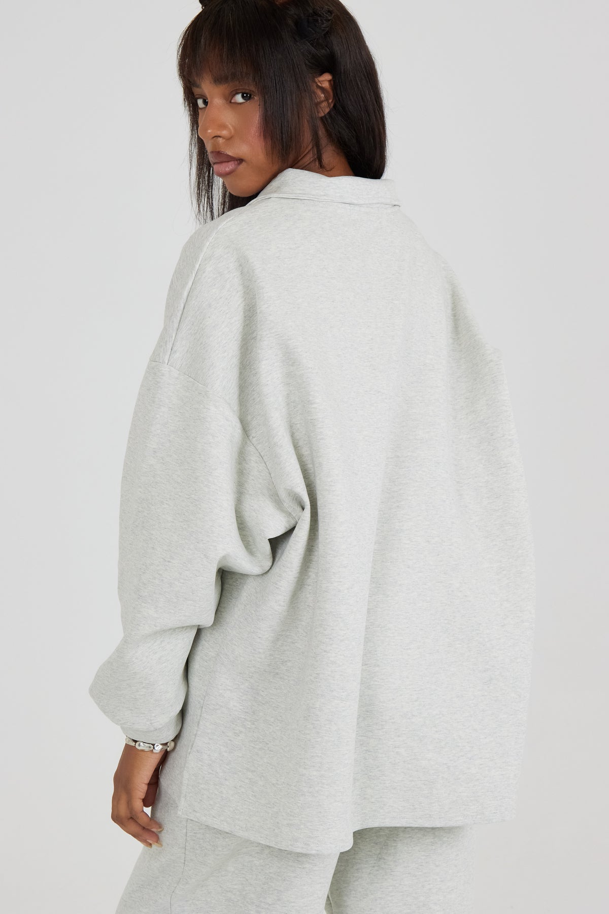 La cómoda sudadera con cremallera gris claro