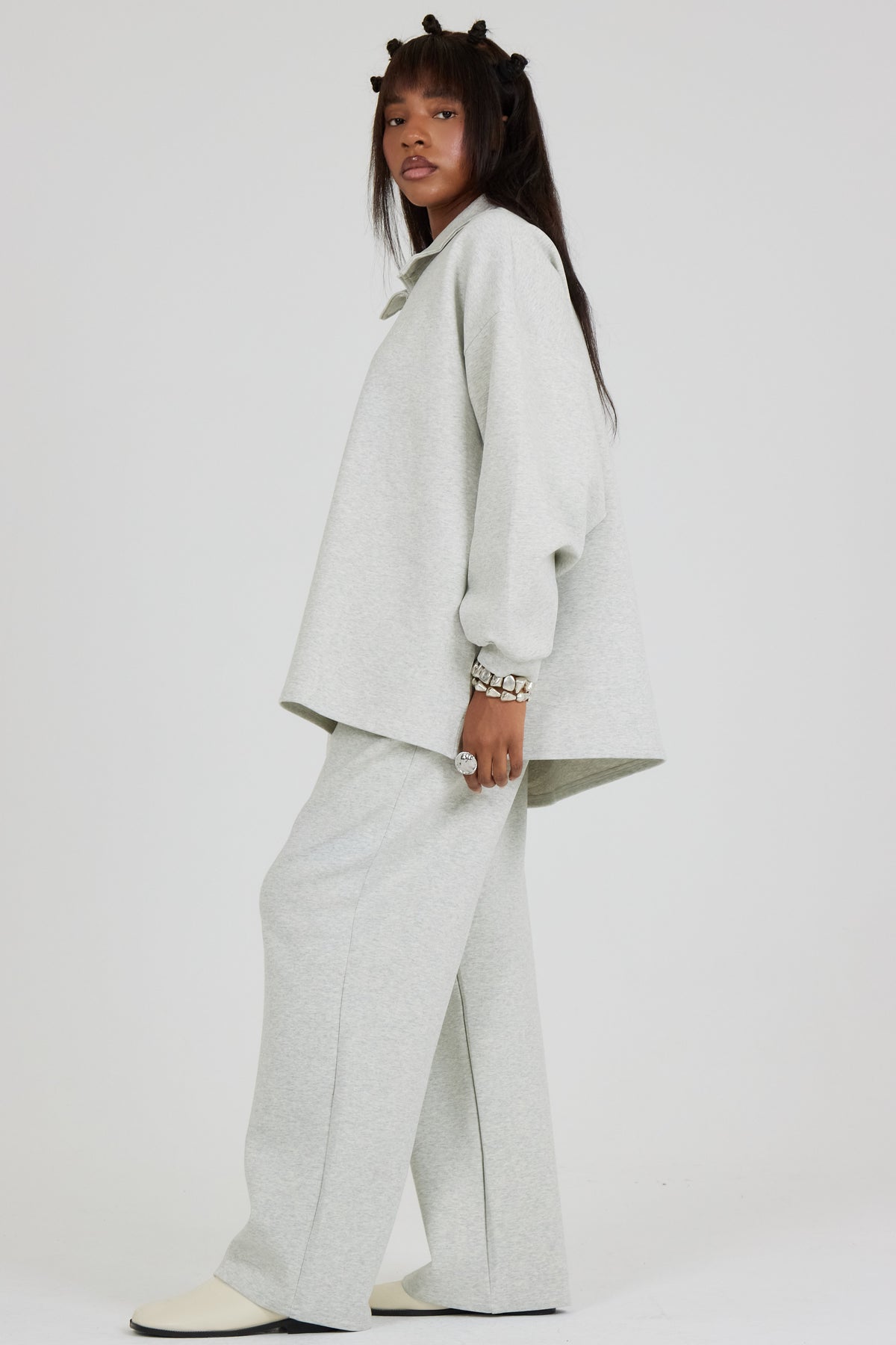 La cómoda sudadera con cremallera gris claro