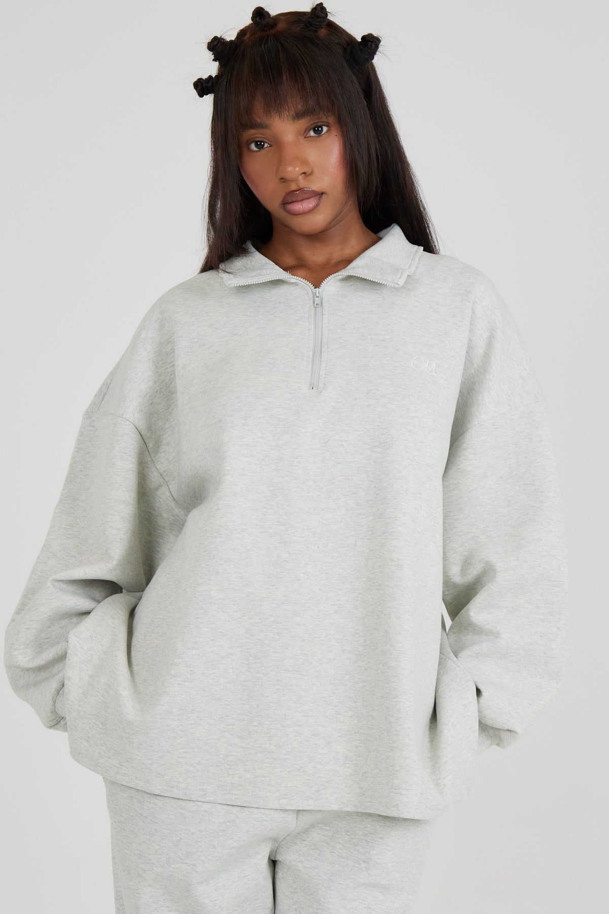 La cómoda sudadera con cremallera gris claro