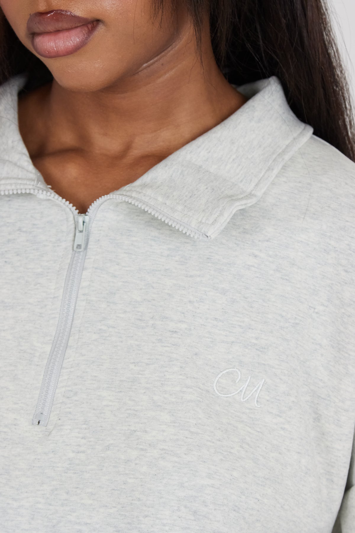 La cómoda sudadera con cremallera gris claro