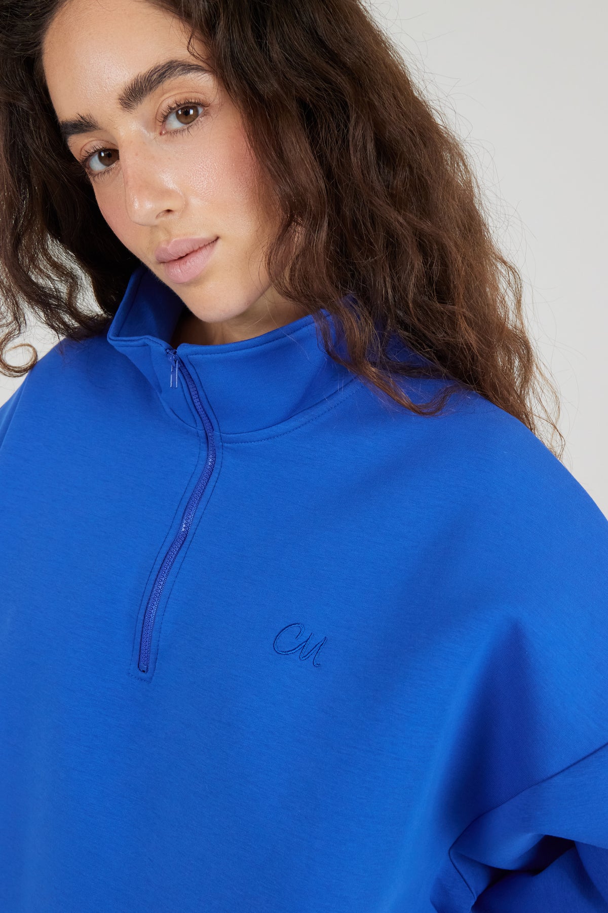Sudadera cómoda con cremallera gris oscuro